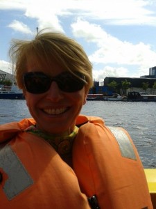 INSIDE beauty-Chefredakteurin Susanne Stoll in Lebensretterweste an Bord
