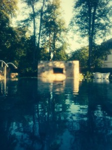 Das Kästchen in der Mitte der Mauer ist ein Bildschirm, bestens geeignet für Waterviewing bei der nächsten WM. Im Winter flackert dort ein (imaginärer) Kamin.