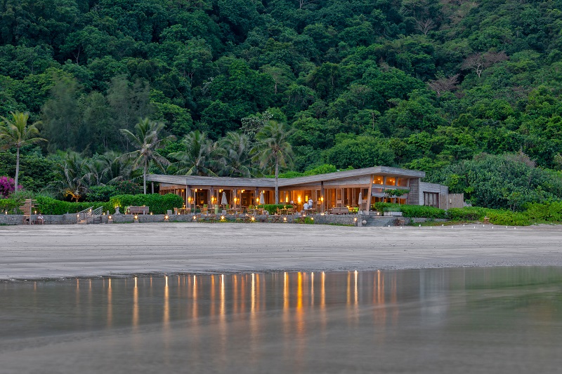 außenansicht-restaurant-mit-geschwungenem-dach-am-strand