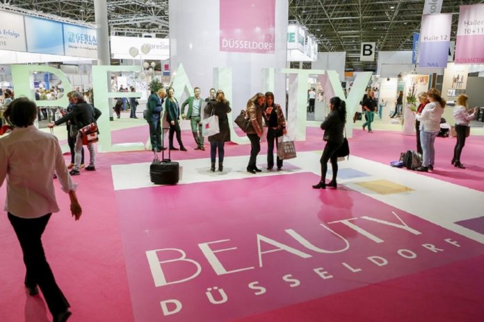 Beauty Düsseldorf Roter Teppich mit Besuchern