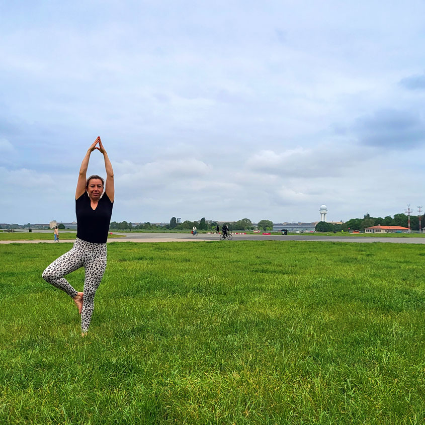 SPAinside-Redakteurin Anna Bader in Yoga-Pose auf dem Tempelhofer Feld in Berlin Neukölln (Foto: Jonas Peter)