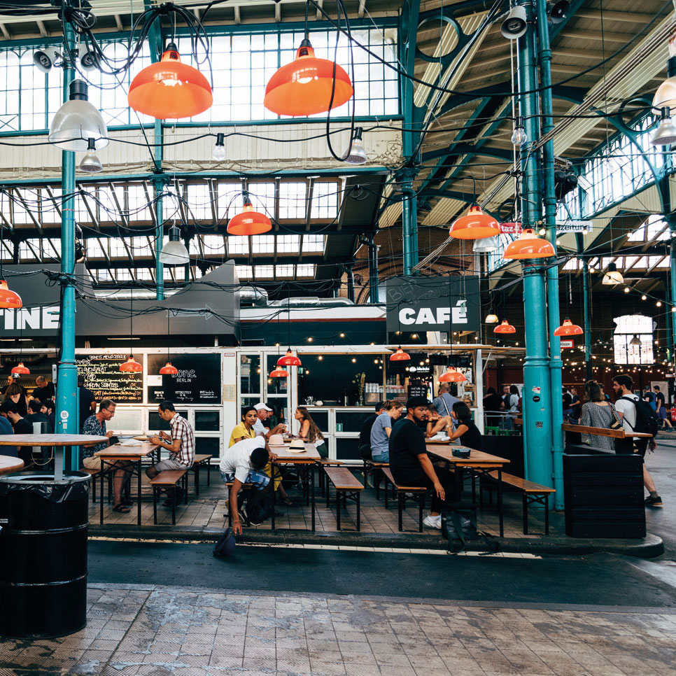 Genussort
Wochenmarkt, 
Restaurant, Kul-
turverein, Event-
Location ... die
 Markthalle Neun
 in Kreuzberg (Foto: shutterstock_JJFarq)