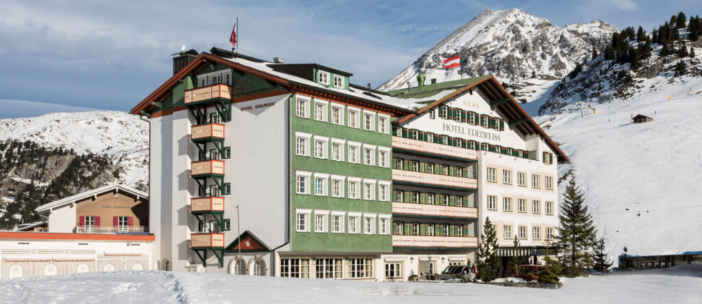 Das 4-Sterne-Hotel Edelweiss am Arlberg mit 62 Zimmern liegt direkt an der Trittkopfbahn und war 1856 das erste Skihotel in Zürs (Foto: Anneliese Kompatscher)