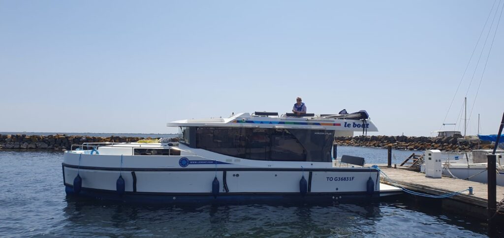 Mit etwa 8000 Kilometern schiffbarer Wasserwege auf Flüssen und Kanälen wartet Frankreich als traditionelles Hausboot-Land auf abenteuerlustige Freizeitkapitäne. Hausboot fahren geht hier ganz ohne Führerschein. Eine der beliebtesten Routen führt durch die Kanäle der Camargue. Dort lässt es sich leicht durch Salzwasserlagunen schippern und nach den schönsten Stränden Ausschau halten – oder auf den Märkten der kleinen Hafenstädtchen nach frischem Fisch und Meeresfrüchten. Vom Boot aus kann man aber auch selber angeln.